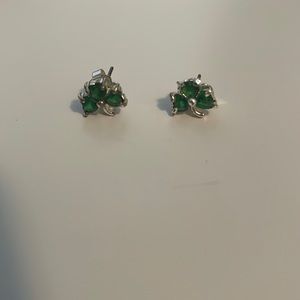 Mini clover earrings Brand New Never Worn One Size